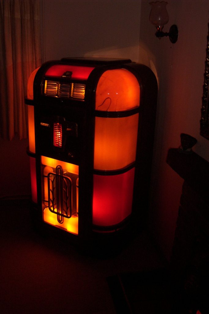 1939 ROCK-OLA STANDARD LIGHT UP JUKEBOX